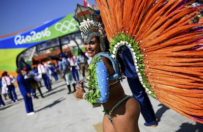 Una bailadora de Samba al inicio del maratón femenino en Río de Janeiro.
