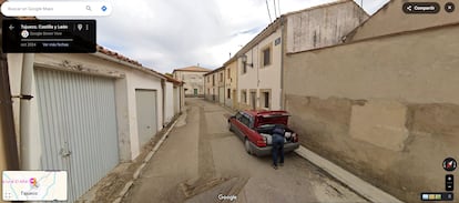 El presunto autor del crimen introduce un bulto en el maletero del coche, en Tajueco (Soria).