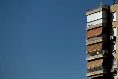 Un bloque de viviendas con toldos en la mayoría de las ventanas, cercano a la estación de Santa Justa, Sevilla.