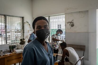 Jeanne Yvenna es la responsable de la sala de cirugía para mujeres en el mismo hospital. No ha acumulado más de dos días de descanso desde el terremoto y fue de las primeras en correr al hospital para recibir a los heridos. "El día del terremoto estaba en casa con mis hijos cuando todo empezó a derrumbarse. Los abracé y nos metimos debajo de una mesa. Mi marido, que estaba comprando en el mercado, nos rescató pocos minutos después. Cuando vi que todos estábamos bien, vine corriendo al hospital. Los heridos venían de veinte en veinte con traumatismos, cabezas abiertas, huesos rotos, piernas rotas… Fue un infierno, solo éramos cinco compañeras hasta que llegaron los refuerzos de la capital. Lo peor fueron las réplicas durante las operaciones. Teníamos que parar las intervenciones para salir corriendo del edificio. Seguimos traumatizados por todo lo vivido", cuenta emocionada mientras siguen llegando más pacientes al hospital.