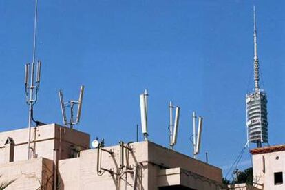 Antenas de telefonía móvil en el tejado de un edificio de Barcelona.