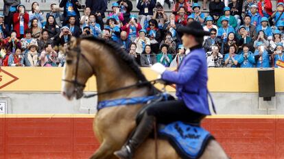 Un caballo baila sobre la arena del coso de Moralzarzal durante el espectáculo que han podido disfrutar los empleados de la compañía del magnate chino Li Jinyuan.