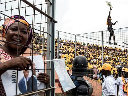 Seguidores del presidente Alpha Condé durante su último mitin de campaña, el pasado viernes 16 de octubre en un estadio de Conakri.
