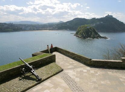 Mirador del parque del monte Urgull y, en medio de la bahía, la isla de Santa Clara.