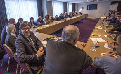 Carles Puigdemont, reunido con los diputados de Junts per Catalunya en Bruselas, el 5 de febrero de 2018.