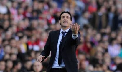 Emery da instrucciones en la banda del Vicente Calderón.