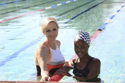 Charlene de M&oacute;naco en la piscina ol&iacute;mpica de su ciudad, en Sud&aacute;frica.