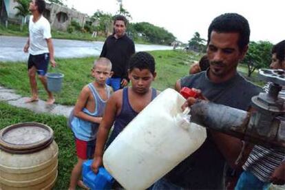 Habitantes de Boca de Galafre, en la provincia de Pinar del Río, se abastecen de agua potable.