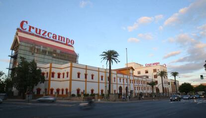 A la izquierda, obras en el edificio que albergará a la Fundación Cruzcampo, este martes en Sevilla.