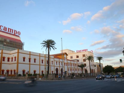 A la izquierda, obras en el edificio que albergará a la Fundación Cruzcampo, este martes en Sevilla.