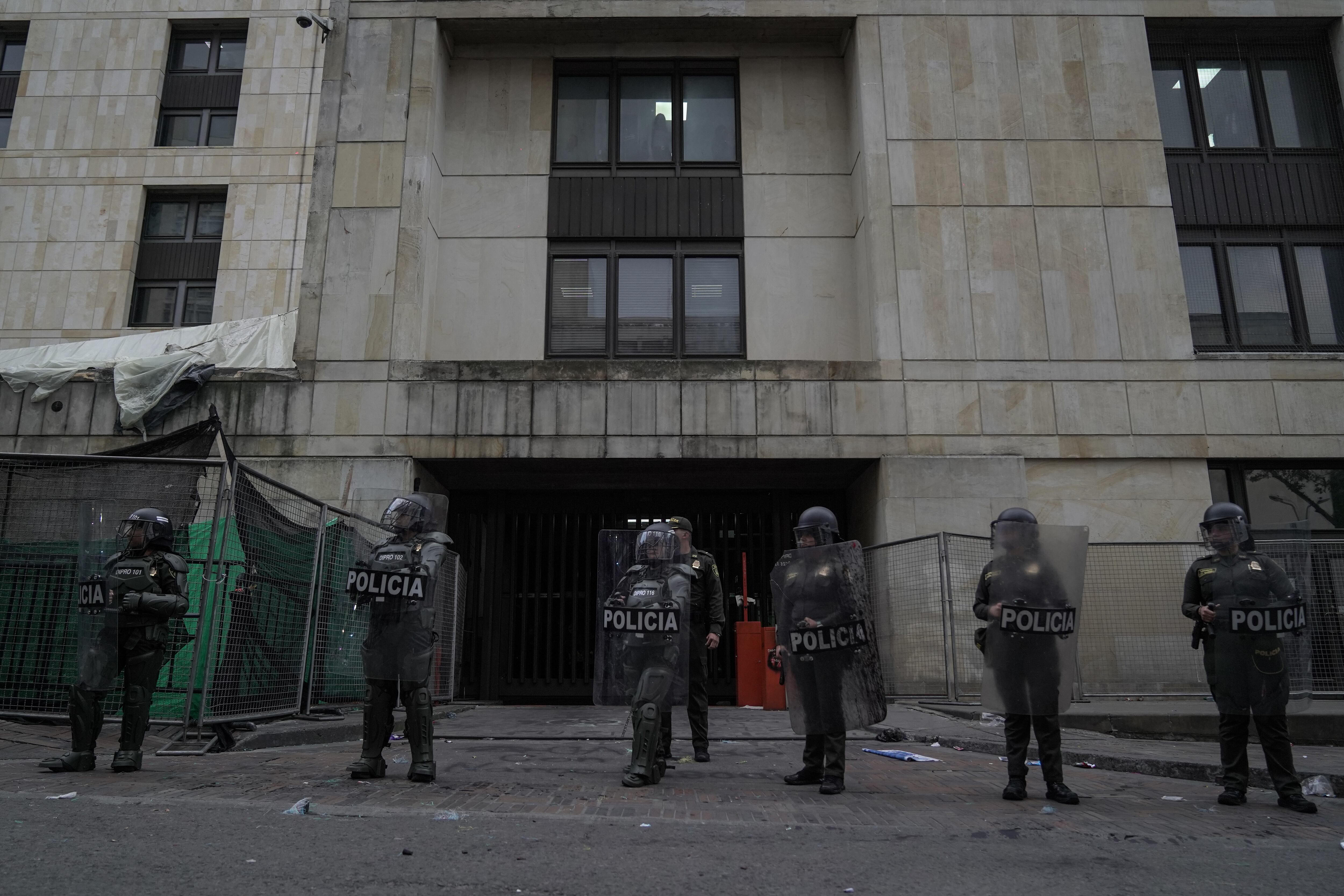 Elementos de la policía custodian una de las entradas del Palacio de Justicia durante una manifestación en Bogotá, el 8 de febrero de 2024.