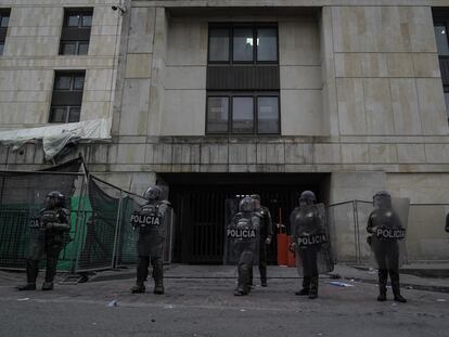 Policías custodian una de las entradas del Palacio de Justicia tras dispersar a los manifestantes este jueves.