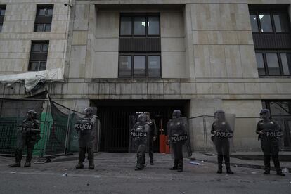 Agentes de la Policía custodian una de las entradas del Palacio de Justicia tras haber dispersado a los manifestantes.