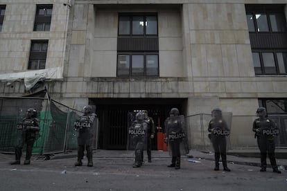 Policías custodian una de las entradas del Palacio de Justicia tras dispersar a los manifestantes este jueves.