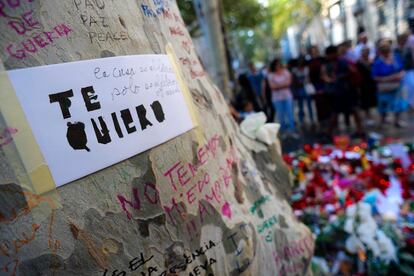 "Te quiero" y otros mensajes se pueden leer estos días junto a los distintos altares en las Ramblas de Barcelona.