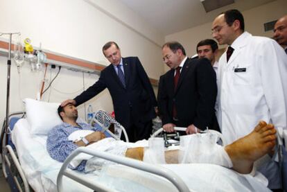El primer ministro de Turquía, Recep Tayyip Erdogan, visita en un hospital de Ankara a un activista turco herido por el Ejército israelí.