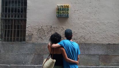 Els dos enamorats sota la seva obra.