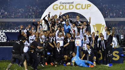 Los mexicanos celebran el título de la Copa Oro.