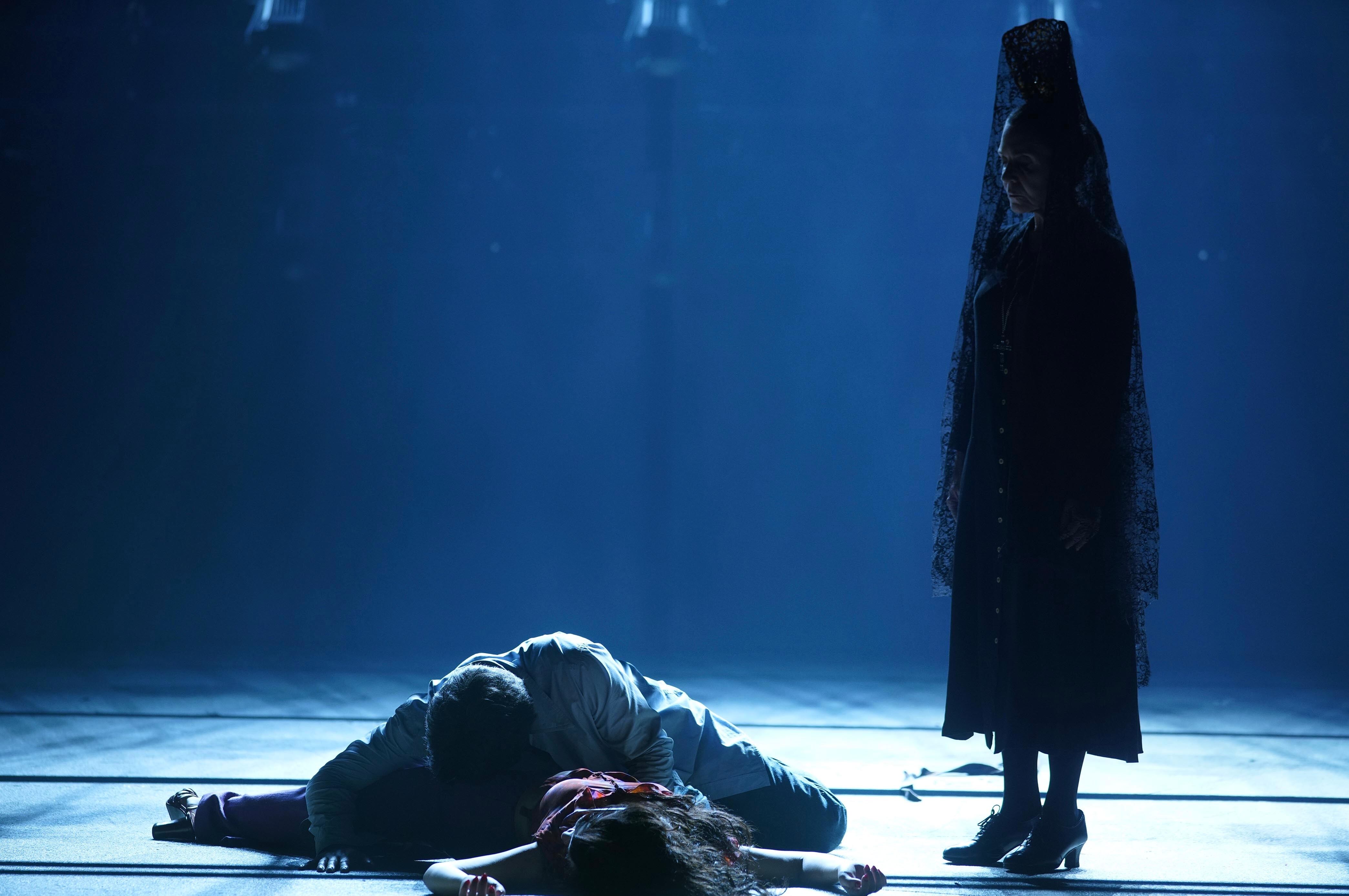 El tenor Charles Castronovo (José), la ‘mezzo’ Aigul Akhmetshina (Carmen) y la actriz Lola Manzano (madré de José) en el final de ‘Carmen’, el 10 de diciembre en el Teatro Real.