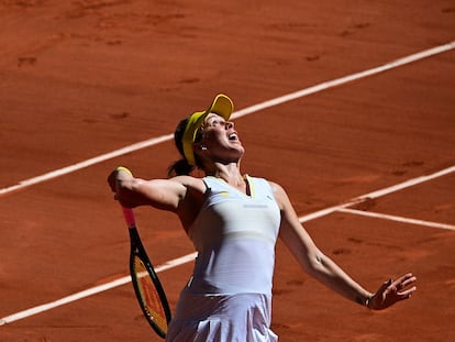 Pavlyuchenkova sirve durante el partido contra Zidansek.