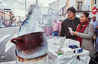 Dos japoneses compran castañas.