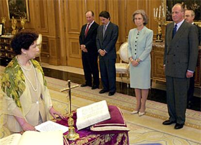 La nueva ministra de Exteriores, Ana Palacio, durante el acto oficial de toma de posesión.