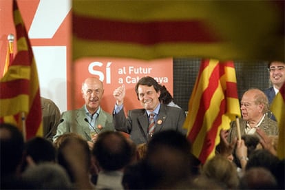 De izquierda a derecha, Josep Antoni Duran Lleida, Artur Mas y Jordi Pujol celebran el triunfo del <i>sí.</i>