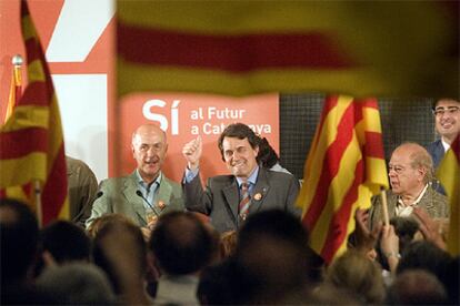 De izquierda a derecha, Josep Antoni Duran Lleida, Artur Mas y Jordi Pujol celebran el triunfo del <i>sí.</i>