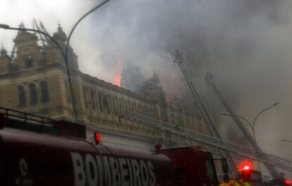 O museu começou a pegar fogo por volta das 16h desta segunda-feira.