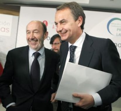 Rubalcaba junto a Zapatero durante la conferencia &quot;Progreso latinoamericano, prosperidad y cohesi&oacute;n social&quot;.