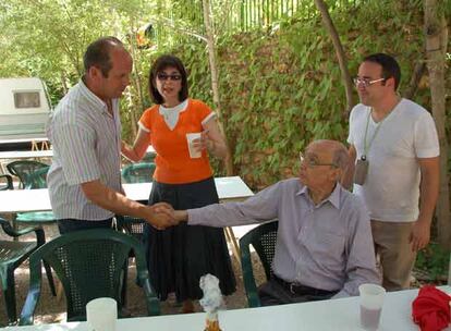 Antonio García saluda a José Saramago en presencia de Juan Mar y la esposa de Saramago, Pilar del Río.