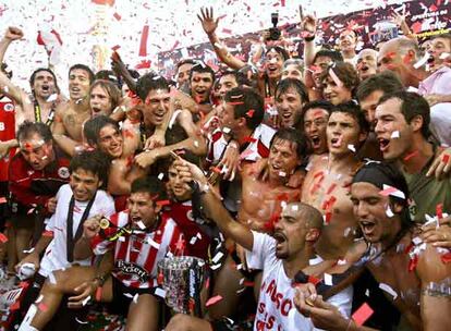 Los jugadores de Estudiantes festeja el triunfo.