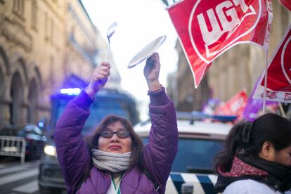 Una mujer se manifiesta frente al Ayuntamiento de Madrid este martes por la mañana.