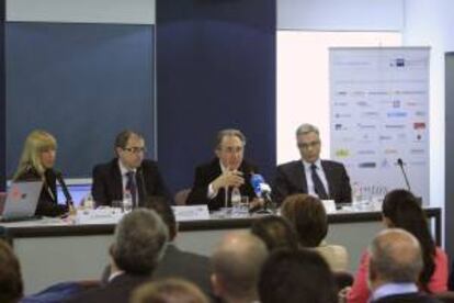 El representante de German Trade and Invest (GTAI) -entidad pública alemana equivalente al Instituto Español de Comercio Exterior (ICEX)- Georg Oster (2d); el responsable de subcontratación industrial del Consejo Superior de Cámaras de España, Ignacio Jiménez (2i); la directora de la Cumbre Industrial y Tecnológica, María del Carmen Gorostiza, y el director general de Trumpf Maquinaria S.A., Detlef Kranich, durante la presentación de la Cumbre Industrial y Tecnológica que se celebrará en el Bilbao Exhibition Centre (BEC) del 1 al 4 de octubre, hoy en la Cámara de Comercio Alemana para España.