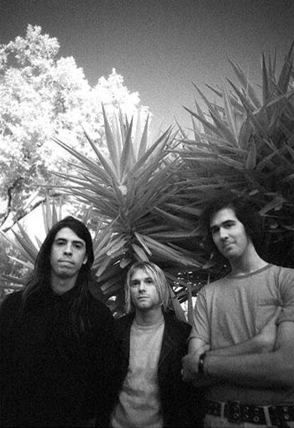 Los componentes de Nirvana, con Kurt Cobain en el centro.