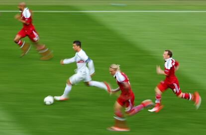 Cristiano Ronaldo conduce el bal&oacute;n entre tres jugadores daneses.