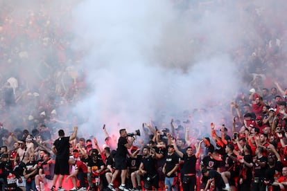 Los seguidores de Albania animan a su equipo.