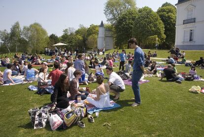 Varias de las personas que ayer participaron en un picnic en los jardines del Palacio de Aiete, en San Sebastián.