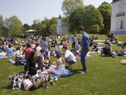 Varias de las personas que ayer participaron en un picnic en los jardines del Palacio de Aiete, en San Sebastián.