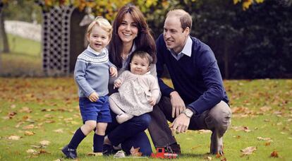Los duques de Cambridge con sus hijos en 2015.