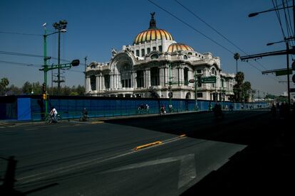 Otros sitios que se encuentran cubiertos con vallas metlicas de tres metros de alto son el Palacio de Bellas Artes, el hemiciclo a Jurez y las oficinas del Banco de Mxico y de la Secretara de Relaciones Exteriores.