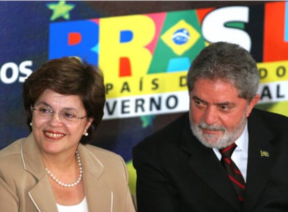 Lula da Silva, acompañado de la ministra de la Casa Civil, Dilma Rousseff, en un acto en junio de 2005.
