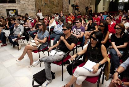 Los asistentes a la mesa redonda contemplan uno de los programas de Canal + en 3D ayer en el Festival de Televisión de Vitoria.