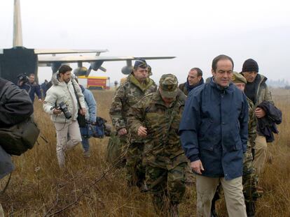 El entonces ministro de Defensa, José Bono, baja del avión que lo trasladó a Mostar (Bosnia-Herzegovina) en la Navidad de 2005 y se salió de la pista al aterrizar.