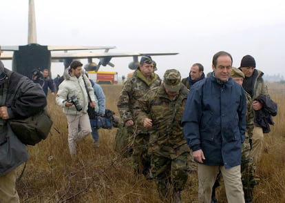 El entonces ministro de Defensa, José Bono, baja del avión que lo trasladó a Mostar (Bosnia-Herzegovina) en la Navidad de 2005 y se salió de la pista al aterrizar.