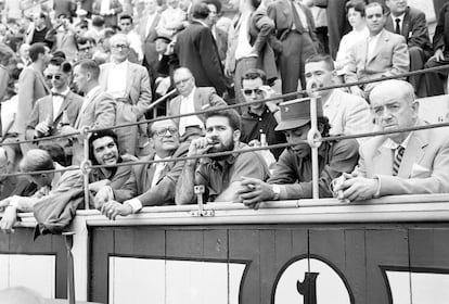 Una delegación de revolucionarios cubanos asiste a una corrida de toros en una visita a Madrid en 1959. A la izquierda, Ernesto 'Che' Guevara.