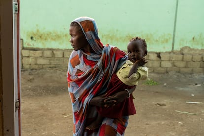La inseguridad y la limitación de acceso a la población impiden llevar ayuda humanitaria a las zonas más afectadas de Sudán. Con las cosechas interrumpidas y sin ingresos ni acceso a alimentos, la hambruna y la desnutrición se han agudizado en el país. En la fotografía, Nada Mohamed, que vive en una antigua granja agrícola junto a otras personas desplazadas en Doka, Gedarif (Sudán).  Mohamed perdió a su hijo por malnutrición poco después de llegar a este centro. Este albergue es ahora un hogar temporal para muchas familias que huyeron de Jartum con lo puesto y necesitan asistencia con urgencia para cubrir sus necesidades más básicas.
