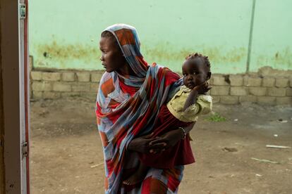 La inseguridad y la limitación de acceso a la población impiden llevar ayuda humanitaria a las zonas más afectadas de Sudán. Con las cosechas interrumpidas y sin ingresos ni acceso a alimentos, la hambruna y la desnutrición se han agudizado en el país. En la fotografía, Nada Mohamed, que vive en una antigua granja agrícola junto a otras personas desplazadas en Doka, Gedarif (Sudán). Mohamed perdió a su hijo por malnutrición poco después de llegar a este centro. Este albergue es ahora un hogar temporal para muchas familias que huyeron de Jartum con lo puesto y necesitan asistencia con urgencia para cubrir sus necesidades más básicas.