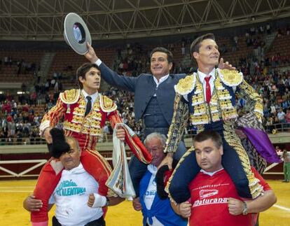 Los toreros Sebastián Castella (i) y Diego Urdiales (d) y el mayoralo de Fuente Ymbro (c) salen por la puerta grande, este 23 de septiembre, tras la última corrida de la Feria de San Mateo de Logroño, celebrada esta tarde en la plaza de toros de La Ribera.
