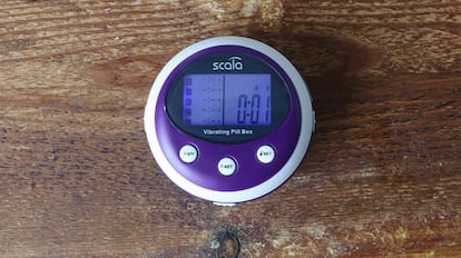 Pastillero con alarma de diseño redondo.